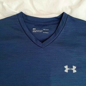 UNDER ARMOUR® MEN'S PERFORMANCE LOGO TEE.